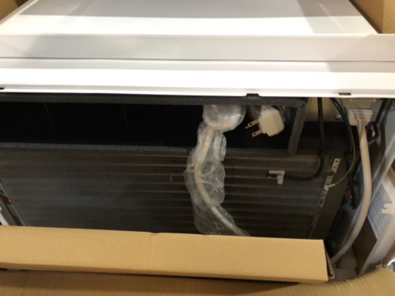 Photo 2 of ***USED - LIKELY MISSING PARTS - UNABLE TO VERIFY FUNCTIONALITY***
23,500 BTU 230/208V Window Air Conditioner Cools 1450 Sq. Ft. with Dual Inverter, Wi-Fi Enabled and Remote in White