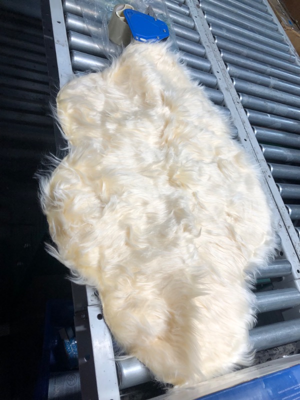 Photo 5 of ***USED - DIRTY - NO PACKAGING***
MIULEE Luxury Super Soft Fluffy Area Rug Faux Fur Cloud Shape Rug Decorative Plush Shaggy Carpet for Bedside Sofa Floor Nursery 2 x 3 Feet, Beige 2 x 3 ft Cloud Beige