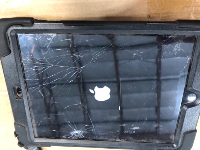 Photo 5 of cracked screen 
Apple iPad 5th Gen 32GB Space Gray WiFi 9.7" Tablet