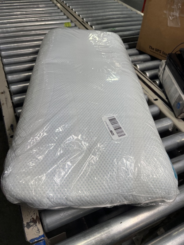 Photo 2 of Factorysealed **TEMPUR,Breeze,Cooling,ProLo,Pillow,King Low PILLOW King (Pack of 1)