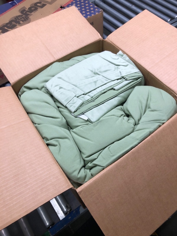 Photo 3 of Houseri Sage Green Velvet Comforter Set King Fluffy Light Green Bedding Grass Green Micromink Sherpa Comforter Sets 3 Piece Lightweight Durable Ultra Comfy Soft Flannel Fuzzy Plush Bed Quilt King Size King(90''*104''-Comforter) 1-sage Green Velvet