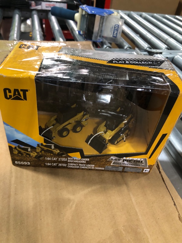 Photo 2 of Diecast Masters 1:64 Caterpillar 950M Wheel Loader with Bucket and Forks, Play & Collect Series Cat Trucks & Construction Equipment | 1:64 Scale Model Diecast Collectible | Diecast Masters Model 85635