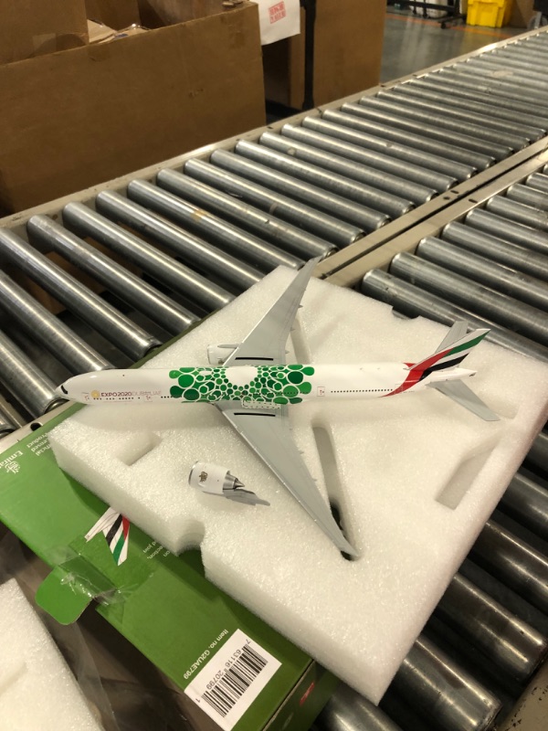 Photo 3 of GeminiJets G2UAE799 1:200 Emirates Boeing 777-300ER Green Expo Airplane Model