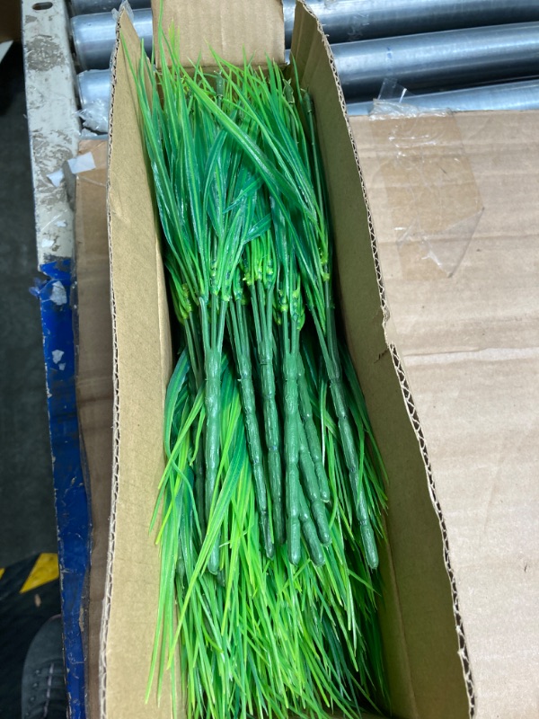 Photo 1 of 30 Bundles Artificial Grasses Outdoor UV Resistant Fake Grasses No Fade Faux Plastic Plants Garden Porch Window Box Decorating…
