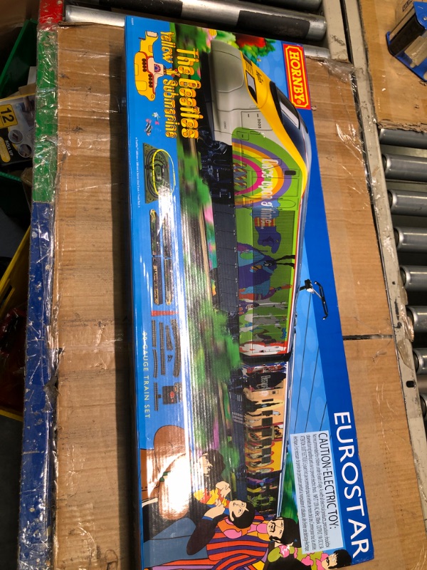 Photo 2 of Hornby Hobbies Eurostar The Beatles Yellow Submarine Analog Electric Train Set HO Track & US Power Supply R1253T