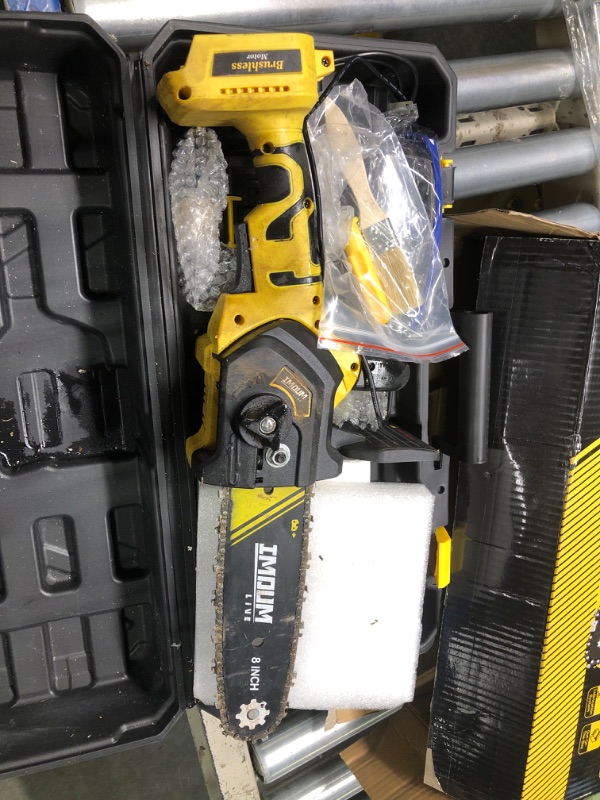 Photo 3 of ****USED*** Mini Chainsaw 8 Inch with 2x21V 3.0Ah Battery, Electric Cordless Compact Battery Powered Brushless Chain saw, Powerful Protable Handheld with Auto Oiling, Easy to Use for Tree Triming,Wood Cutting 8 inches

***very used***