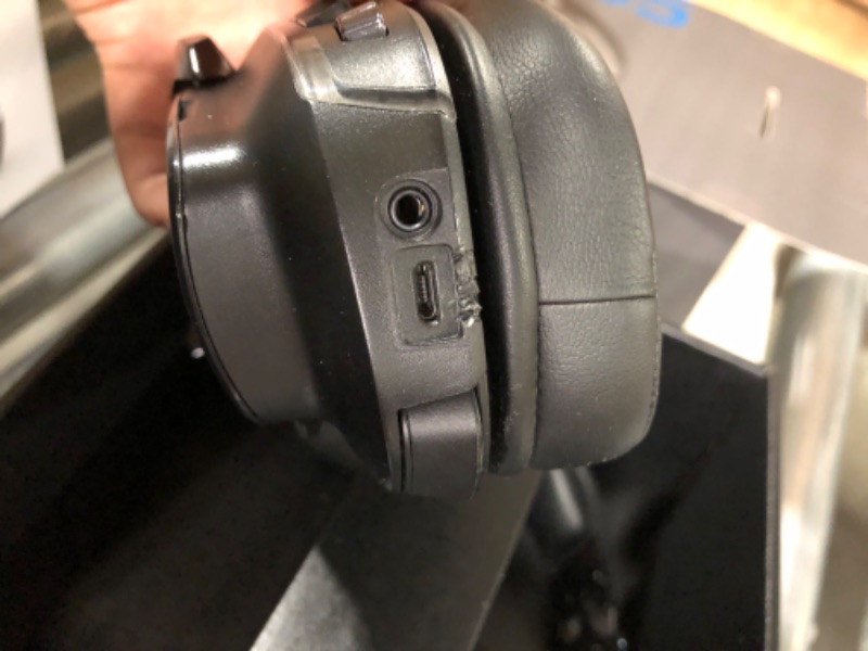 Photo 1 of ** missing charger**
Logitech G935 Wireless DTS:X 7.1 Surround Sound LIGHTSYNC RGB PC Gaming Headset - Black/Blue
