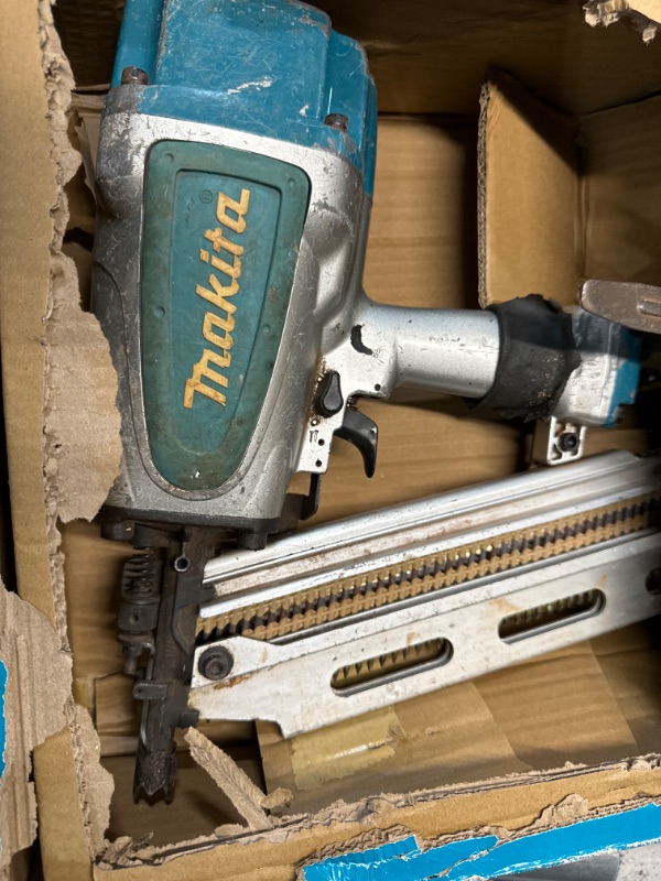 Photo 3 of **Dirty and prev used 
Makita  21Âº Full Round Head 3-1/2" Framing Nailer