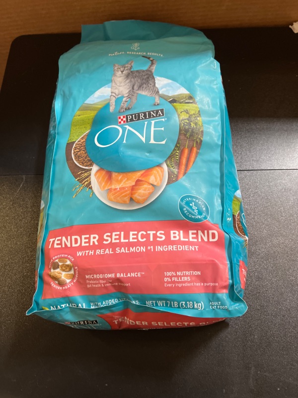 Photo 2 of Purina ONE Tender Selects Blend Adult Dry Cat Food Salmon 7 lb.  BB 01-2025