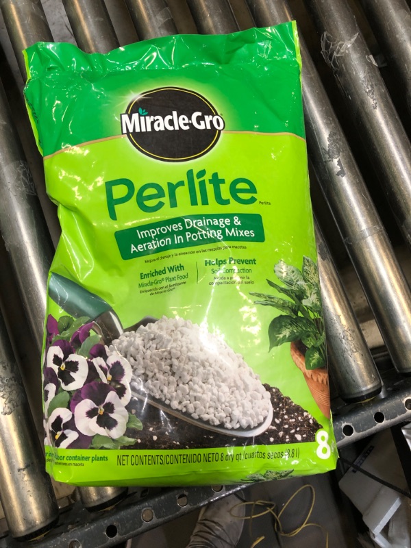 Photo 2 of  8 Qt Miracle-Gro Perlite 