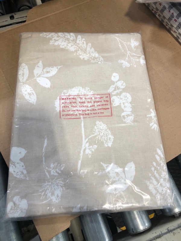 Photo 2 of " NEW FACTORY SEALED"
Folkulture Table Cloth Rectangular Table 60" x 84", 100% Cotton Beige Tablecloth, Washable Floral Tablecloth for Spring Decor or Farmhouse Tablecloth for Dining Table Decor (Flora - White) Flora White 60 x 84 Inch