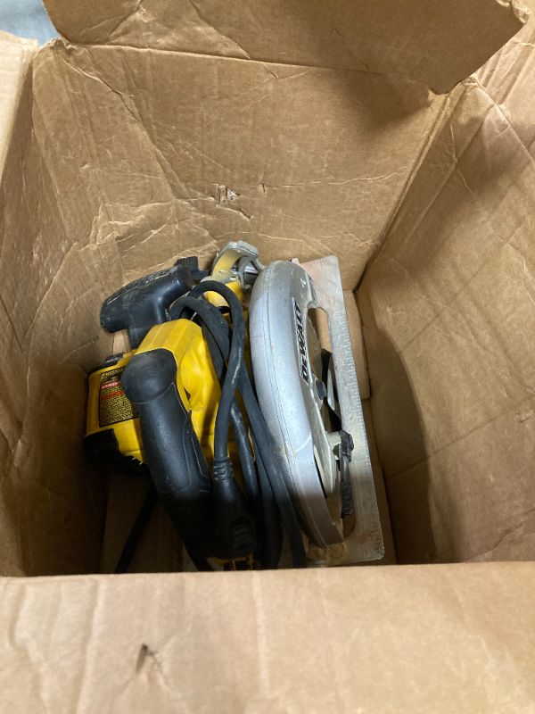 Photo 4 of ***used tool only** DEWALT 7-1/4-Inch Circular Saw with Electric Brake, 15-Amp, Corded (DWE575SB) , Yellow Circular Saw Only