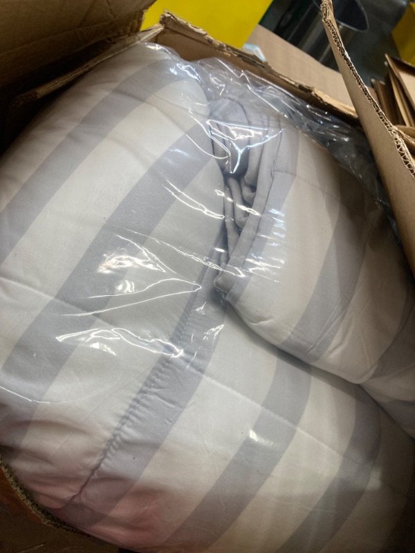 Photo 3 of ***DAMAGE BOX*** Linenspa Comforter Duvet Insert Oversized King Grey/White Down Alternative All Season Microfiber-Oversized King Size - Box Stitched Oversized King Light Gray/White