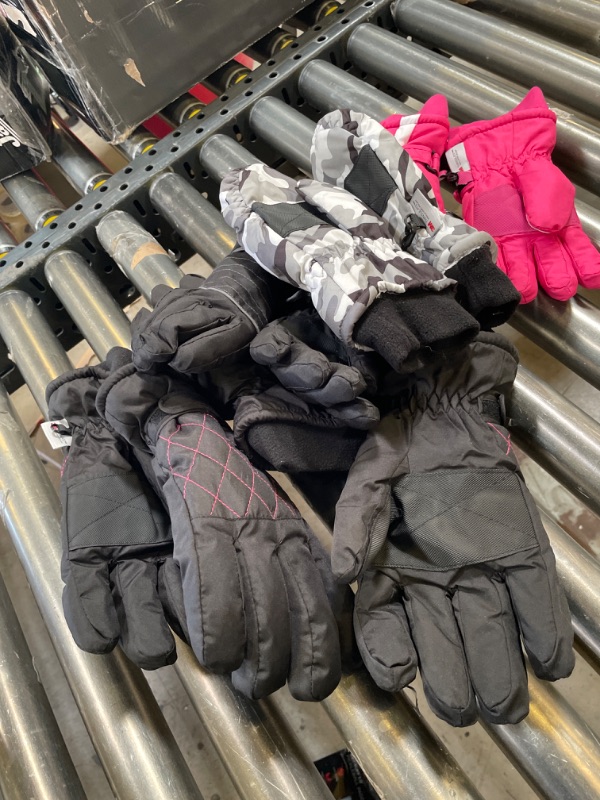 Photo 1 of VARIOUS PAIRS OF SNOW GLOVE 