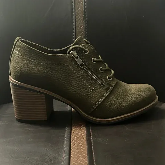 Photo 1 of White Mountain Brand New Never Worn Oxford heel style shoe Olive Green   7 