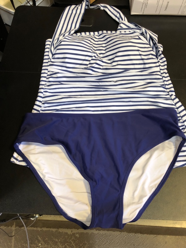 Photo 1 of WOEMNS TWO PIECE SWIMSUIT SET SIZE 2XL 