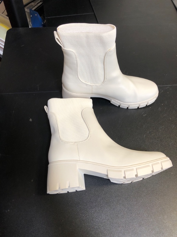 Photo 1 of WOMENS BOOTS (WHITE)
SIZE 8.5