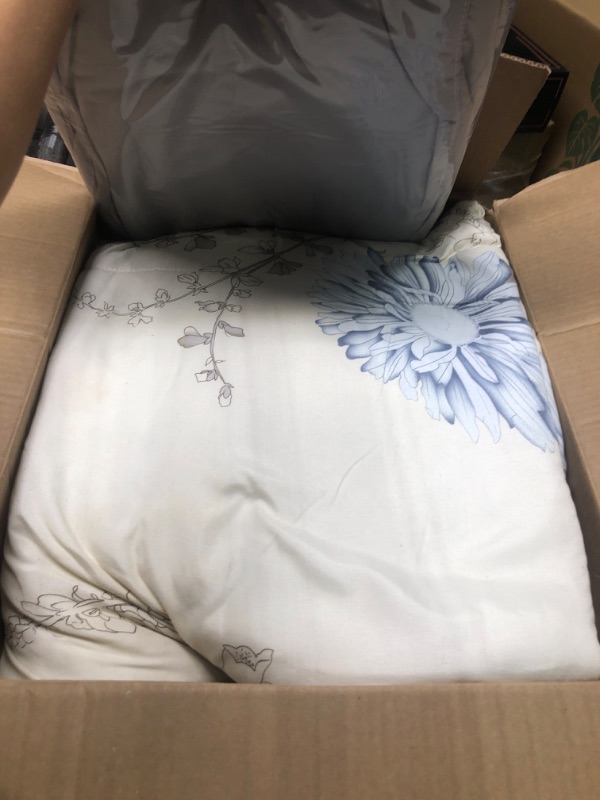 Photo 3 of ***MISSING SHAMS *** Joyreap 7 Piece Bed in a Bag California King, Flower Botanical Smooth Soft Microfiber Floral Comforter Set for All Season (1 Comforter, 2 Pillow Shams, 1 Flat Sheet, 1 Fitted Sheet, 2 Pillowcases) Floral Light-khaki California King-7p