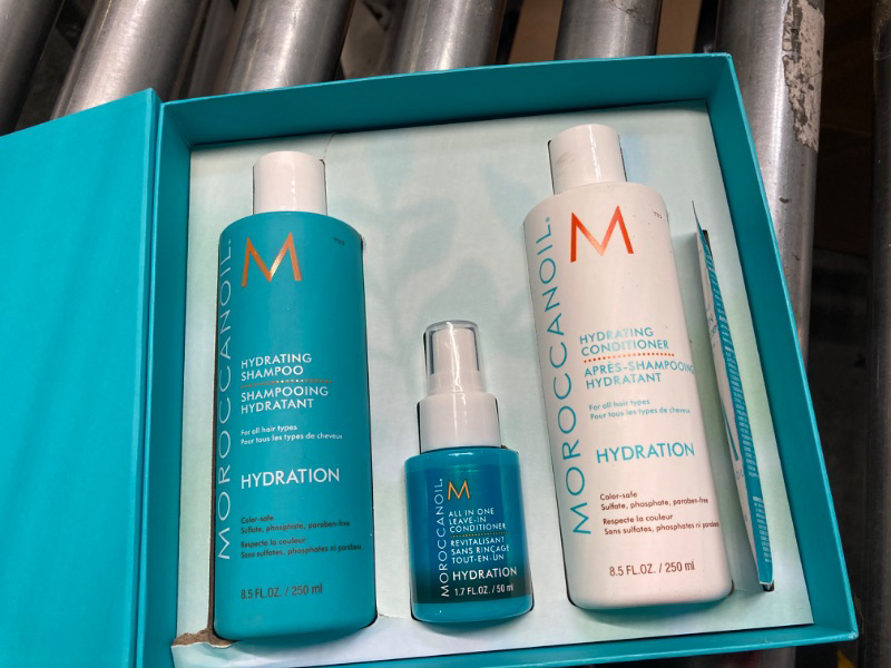 Photo 3 of ***The product is new, it has stains on the packaging but the liquid is complete*** Moroccanoil Haircare Set Hydration