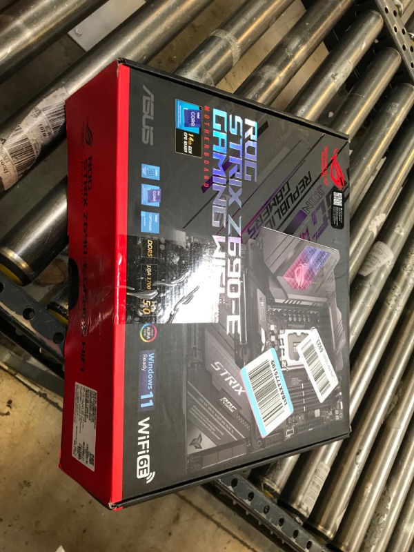 Photo 5 of ASUS ROG Strix Z690-E Gaming WiFi 6E LGA 1700(Intel 12th Gen)ATX gaming motherboard(PCIe 5.0,DDR5,2.5 Gb LAN,Thunderbolt 4,5xM.2,1xPCIe 5.0 M.2,ROG Hyper M.2 Card,Front panel USB 3.2 Gen 2x2 Type-C)