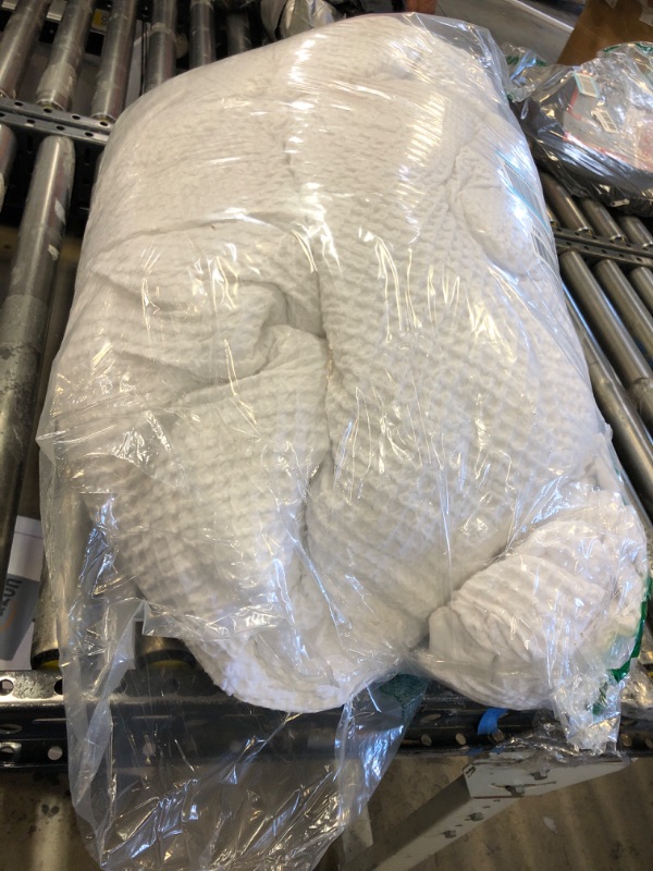 Photo 1 of large white comforter blanket size is unknown