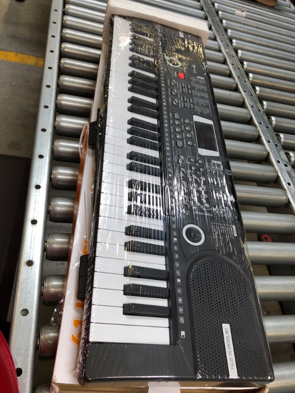 Photo 2 of 61 keys piano keyboard