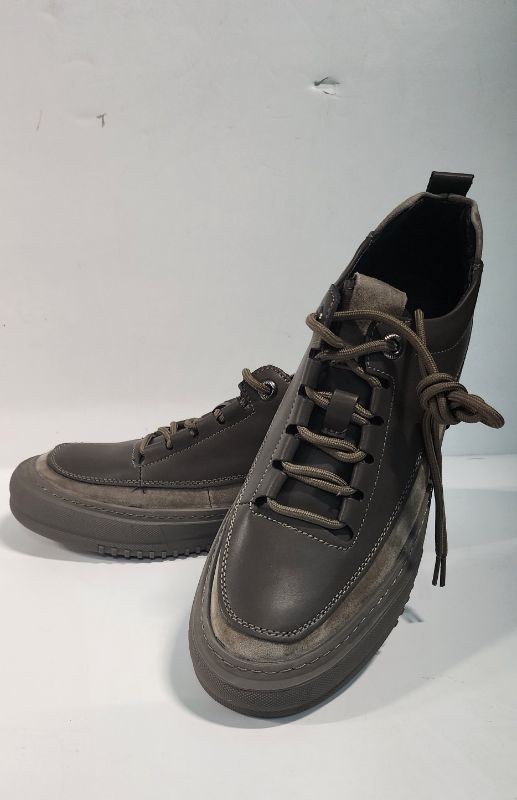 Photo 1 of SIZE 9.5 MEN'S SHOES