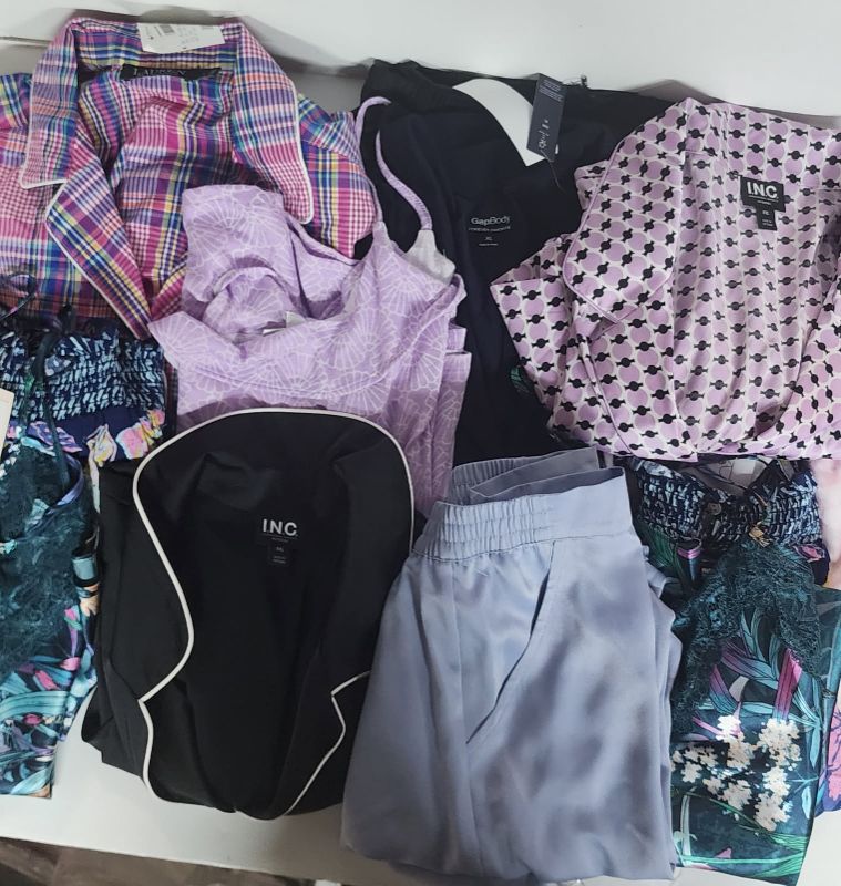 Photo 1 of BOX LOT OF 12 CLOTHING ITEMS ** FINAL SALE NO RETURN**CAJA CON VARIOS PRODUCTO DE ROPA **NO SE ACEPTAN DEVOLUCIONES** YOU WILL GET A BOX WITH 12 ASSORTED ITEMS FOR WOMEN, **LA CAJA TRAE 12 PRODUCTOS SURTIDOS **WOMEN SLEEPWARE **ROPA DE MUJER 