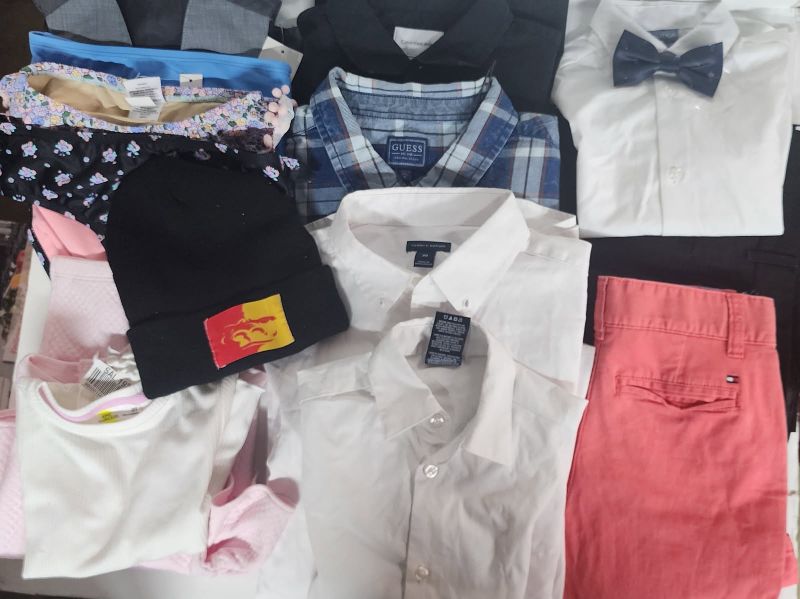 Photo 1 of BOX LOT OF 14 CLOTHING ITEMS ** FINAL SALE NO RETURN**CAJA CON VARIOS PRODUCTO DE ROPA **NO SE ACEPTAN DEVOLUCIONES** YOU WILL GET A BOX WITH 14 ASSORTED ITEMS, **LA CAJA TRAE 14 PRODUCTOS SURTIDOS **  KIDS CLOTHING**ROPA DE NINO