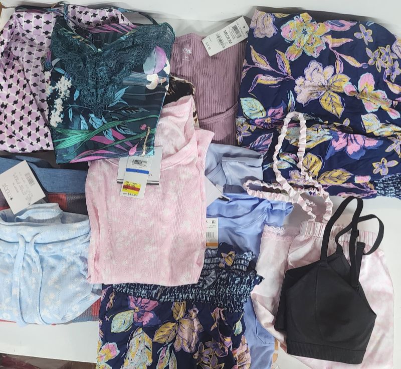 Photo 1 of BOX LOT OF 13 CLOTHING ITEMS ** FINAL SALE NO RETURN**CAJA CON VARIOS PRODUCTO DE ROPA **NO SE ACEPTAN DEVOLUCIONES** YOU WILL GET A BOX WITH 13 ASSORTED ITEMS, **LA CAJA TRAE 13 PRODUCTOS SURTIDOS ** WOMEN CLOTHING**ROPA DE MUJER 