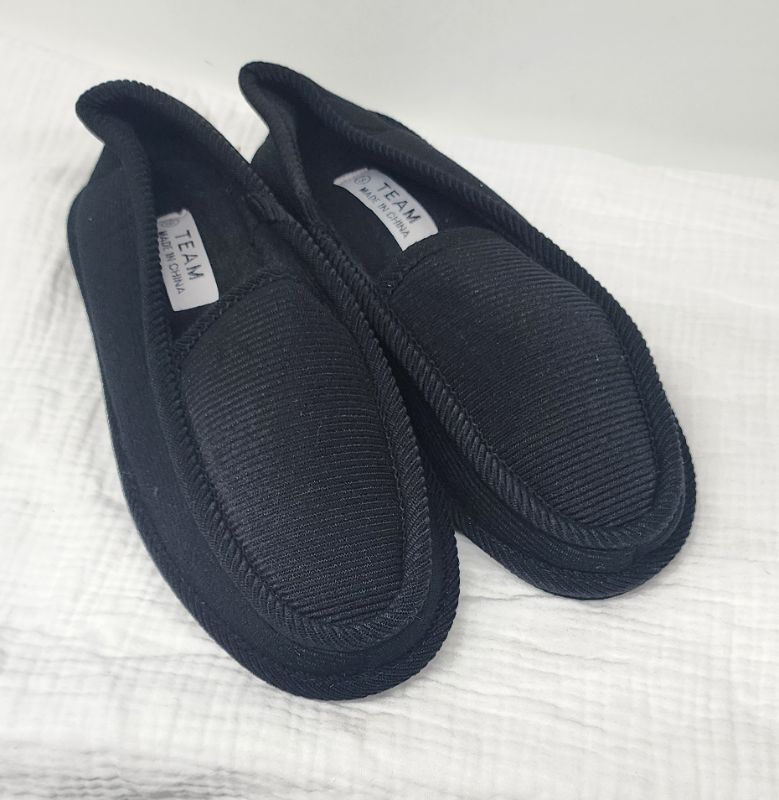 Photo 1 of Size 9 Men's slippers