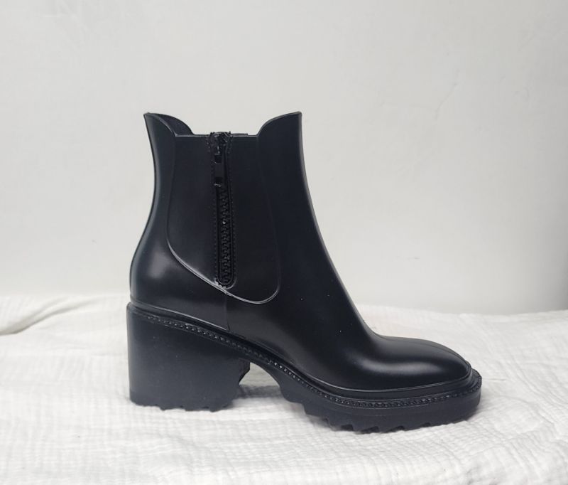 Photo 1 of Size 8 Women's Ankle boots rubber