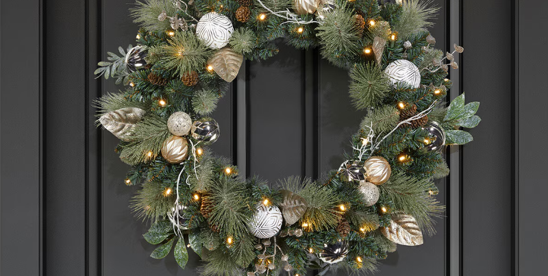 Photo 1 of Pre- Decorated Wreath White Gold 76.2 cm