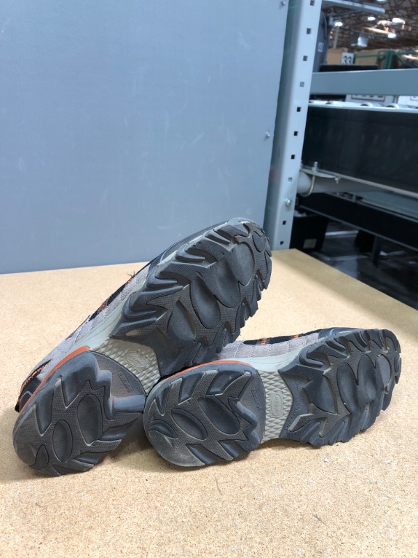 Photo 1 of DR SCHOLL'S MENS NON SKID SHOES
SIZE 9M