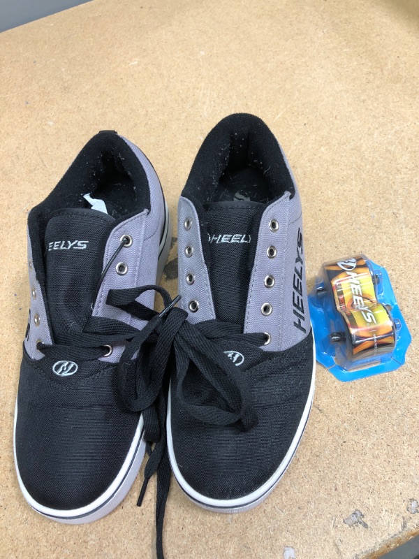 Photo 1 of HEELYS MEN'S SHOES
SIZE 8