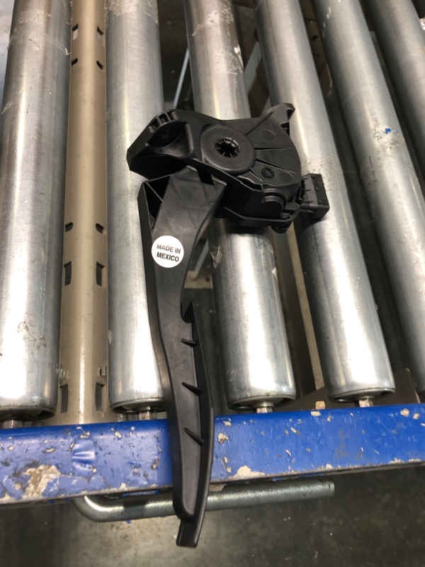 Photo 1 of GM Genuine Parts 13237352 Accelerator Pedal