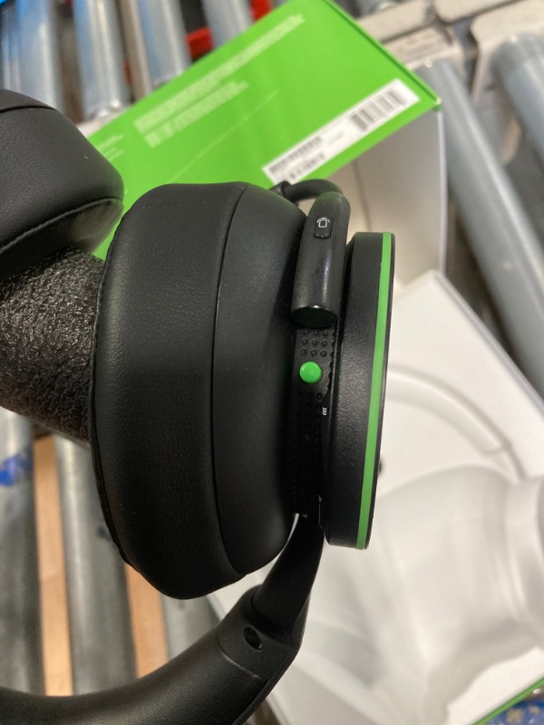 Photo 5 of Xbox Wireless Headset – Xbox Series X|S, Xbox One, and Windows 10 Devices