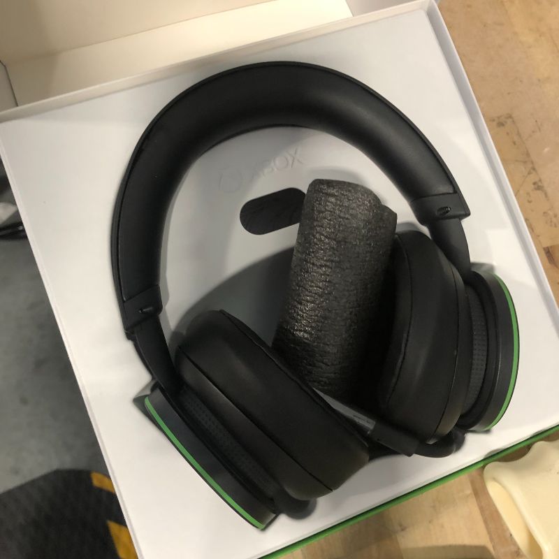 Photo 9 of Xbox Wireless Headset – Xbox Series X|S, Xbox One, and Windows 10 Devices