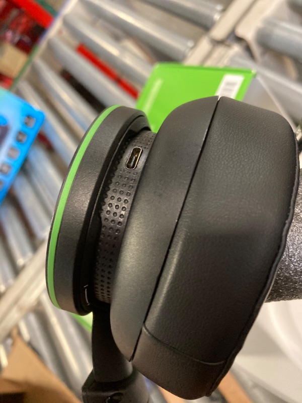 Photo 6 of Xbox Wireless Headset – Xbox Series X|S, Xbox One, and Windows 10 Devices