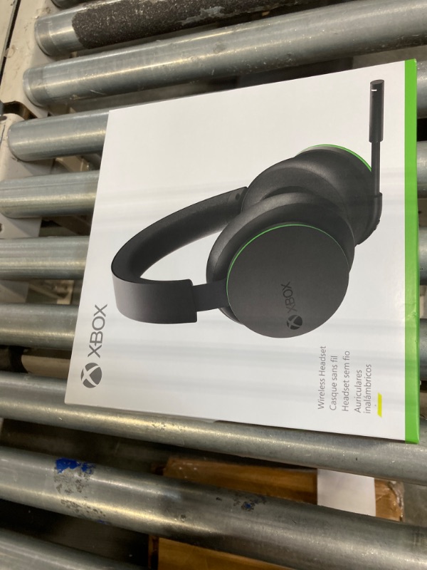 Photo 2 of Xbox Wireless Headset – Xbox Series X|S, Xbox One, and Windows 10 Devices