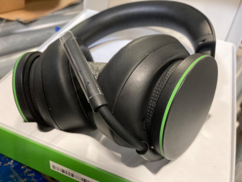 Photo 7 of Xbox Wireless Headset – Xbox Series X|S, Xbox One, and Windows 10 Devices