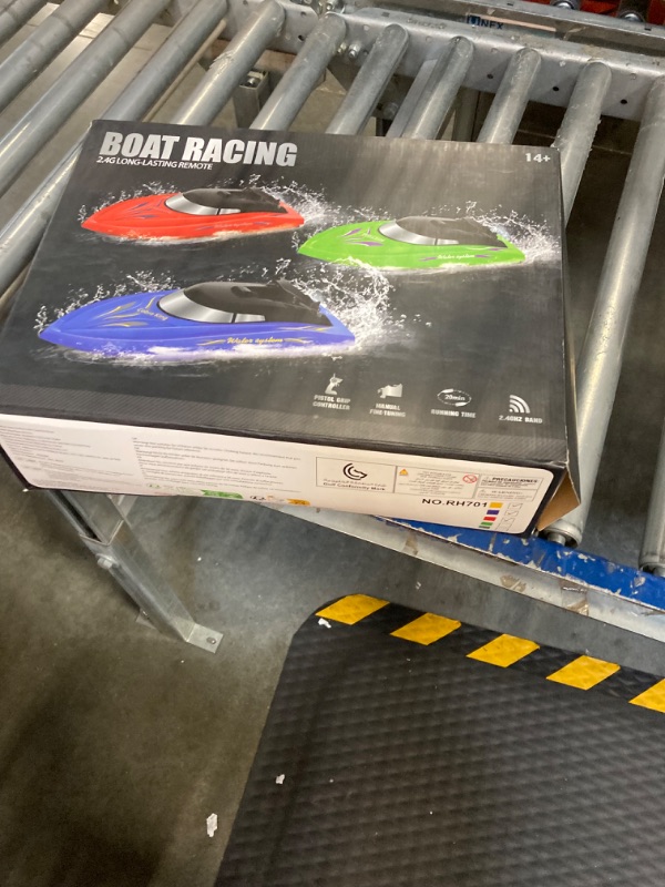 Photo 2 of 3PACK RC Boat, Remote Control Boats for Kids and Adults,10km/H 2.4G High Speed Remote Control Boat, Fast RC Boats for Pools and Lakes with 6 Rechargeable Battery(3 in The Boat). Blue Red Yellow