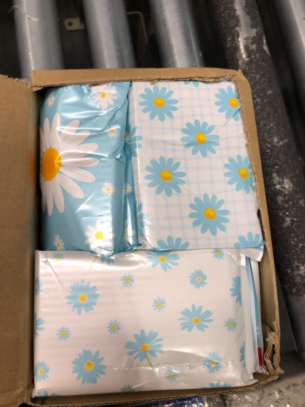 Photo 1 of ****USED** 20 Packs Travel Size Tissue Pocket Tissues Slim Pack Facial Tissues 3 Ply Tissues Wallet Size Pocket Tissues Packs for Travel Wedding Party Favors, 6 Styles (Daisy)