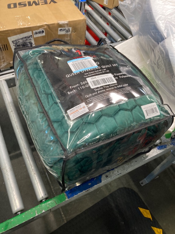 Photo 2 of **NEEDS CLEANED** **USED** Tribeca Living Velvet Queen Quilt, Three-Piece Honeycomb Stitch Bedding Set Includes One Oversized Quilt & Two Sham Pillowcases, 260GSM Super Soft Velvet, Lugano/Emerald Green Queen Emerald Green