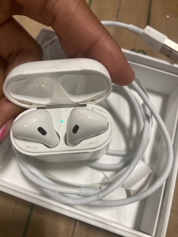 Photo 3 of Apple AirPods (2nd Generation) Wireless Ear Buds, Bluetooth Headphones with Lightning Charging Case Included, Over 24 Hours of Battery Life, Effortless Setup for iPhone
 ** used ** 