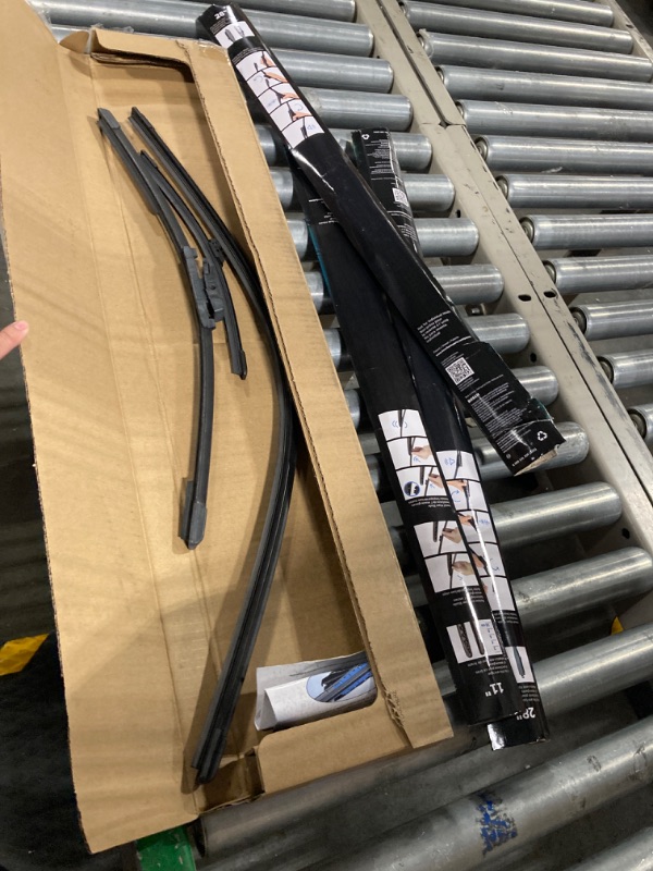 Photo 3 of ***USED** ONLY 1 BIG BLADE AND 2 SMALL***BOSCH 360 Complete Vehicle Wiper Blade Replacement - Includes Front Beam Blades (Pair) + Rear Wiper Blade (1) - 28"/28"/11" (B36005)
