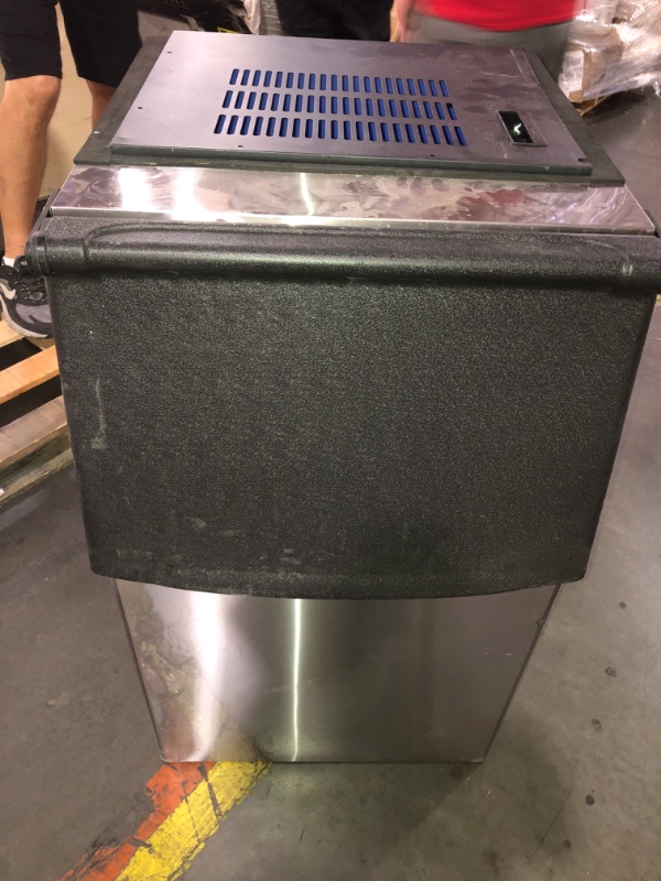 Photo 3 of (parts only)(no returns)
EUHOMY Commercial Ice Maker Machine, 100lbs/24H Stainless Steel Under Counter ice Machine with 33lbs Ice Storage Capacity, Freestanding Ice Maker.

machine component missing only bottom half!