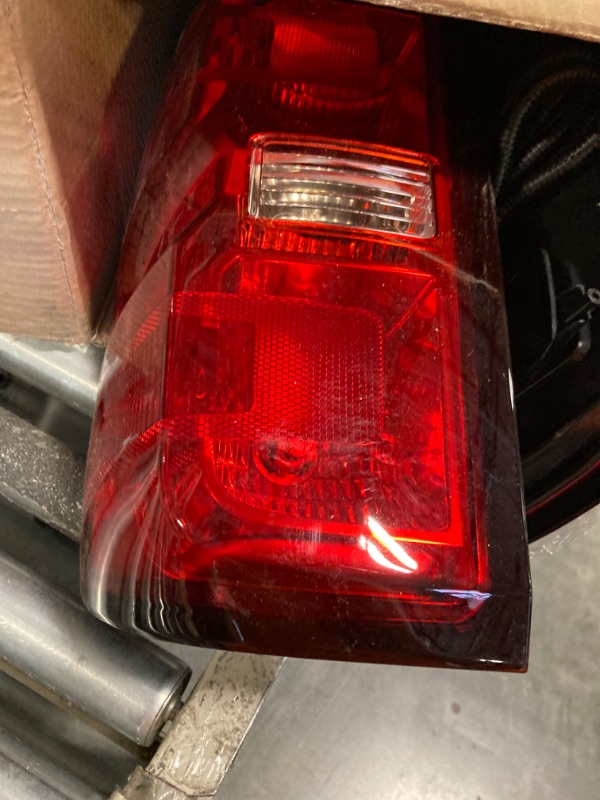 Photo 3 of PIT66 Tail Lights Assembly Rear Lights Compatible With 2014-2019 Chevy Silverado/2015-2019 GMC Sierra Tail Lights Taillights With Wiring Harness 14-19/15-19 Red lens Chevy Silverado/GMC Sierra