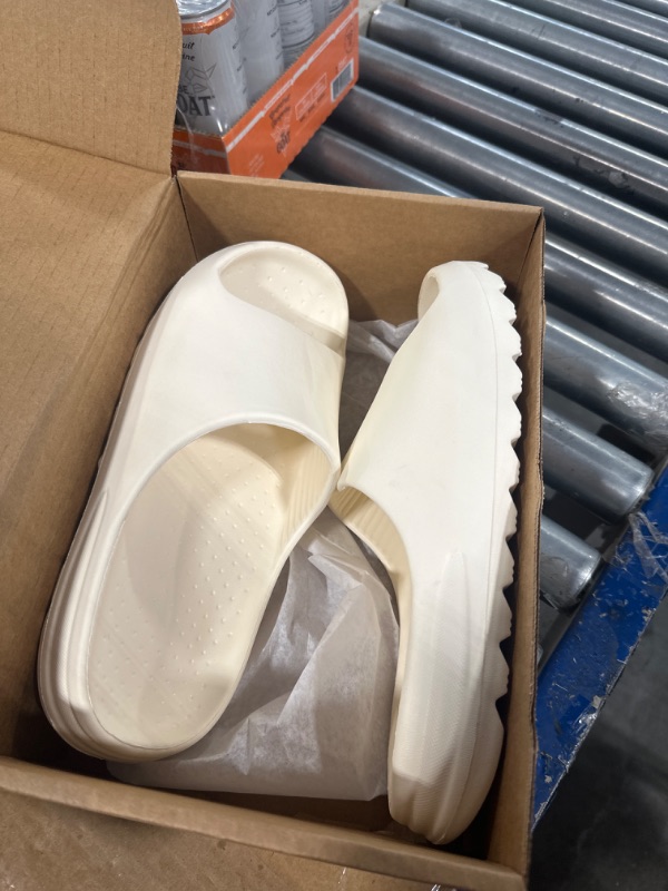 Photo 4 of ***USED**SIZE 44-45** Unisex Cloud Slides for Women and Men, Comfort Platform Lightweight Pillow Slippers Slides, Soft Foam Runner Shower House Slippers, Summer Open Toe Sandals for Indoor and Outdoor
