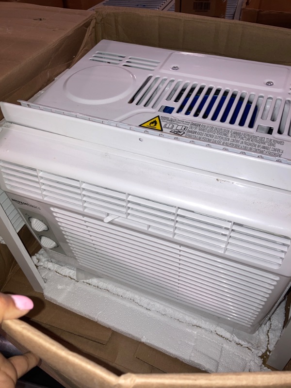 Photo 4 of ****USED***FOR PARTS ONLY**SOLD AS IS***NO RETURNS***ALL SALES ARE FINAL***FAN BLADES ARE TOUCHING THE CONDENSER**** Amazon Basics Window-Mounted Air Conditioner with Mechanical Control - Cools 150 Square Feet, 5000 BTU, AC Unit, White
 